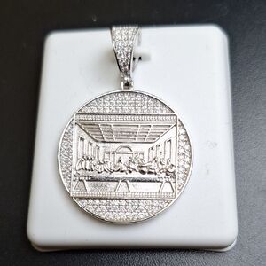 Icedout 1ctw 925 Sterling Silver 'Last Supper' Moissanite Diamond Round Pendant